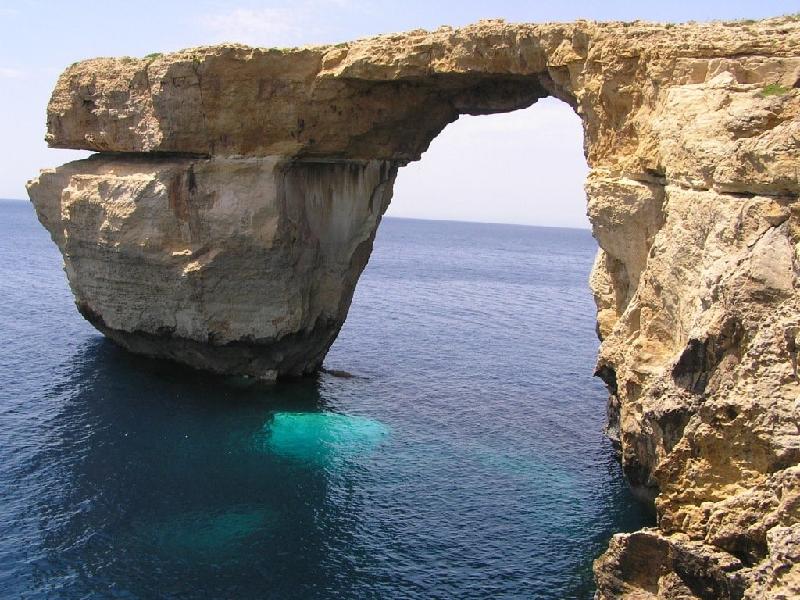 Azure Window là điểm du lịch nổi tiếng ở vịnh Dwejra, đảo Gozo, quốc đảo Malta. Ảnh: Investorplace.