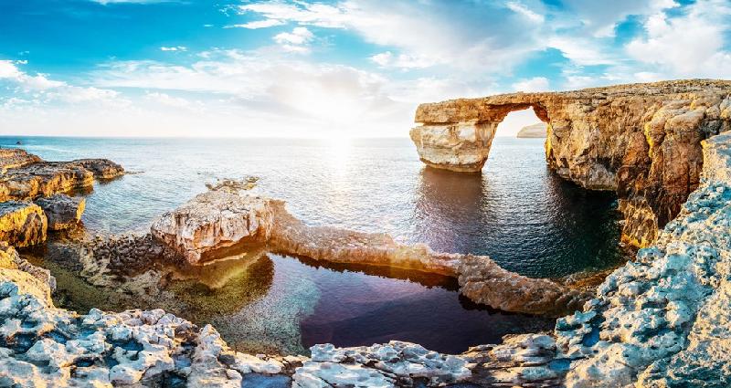 Đây là địa điểm thu hút du khách khắp nơi trên thế giới khi đến Malta. Màu sắc của vòm đá, cùng màu nước biển ngọc bích trong ánh mặt trời tạo nên một khung cảnh thiên nhiên kỳ vĩ. Ảnh: Holidayguru.