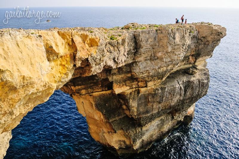 Sau vài lần các tảng đá rơi ra, chính phủ Malta khuyến cáo du khách không nên đi qua mái vòm, nhưng cảnh báo này bị nhiều người phớt lờ. Ảnh: Trover.