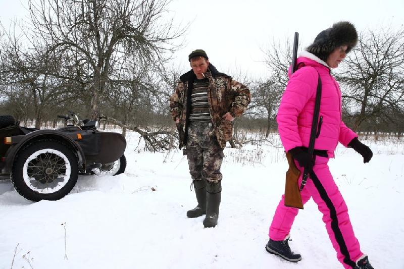 Thợ săn người Belarus, Vladimir Krivenchik, và vợ ông nhận được 80 USD cho mỗi con sói họ bắn hạ.