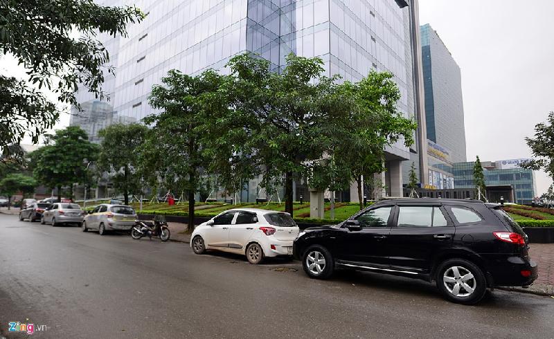 Cạnh tòa nhà Cục tần số vô tuyến điện (đường Trần Duy Hưng) hàng loạt ôtô, taxi đỗ trái phép dưới lòng đường.