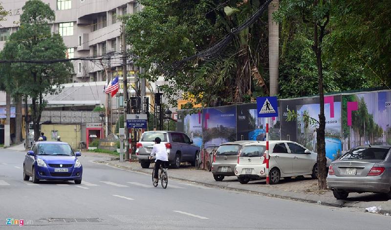 Bên cạnh khách sạn Thương Mại (25 Ngọc Khánh) một bãi xe tự phát cũng mọc lên.