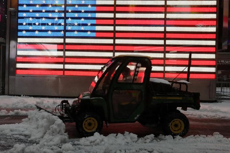 Xe dọn tuyết tại Quảng trường Thời đại, New York. Ảnh: 