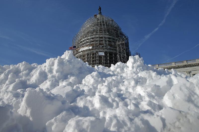 Tuyết phủ kín quảng trường cạnh Đồi Capitol, thủ đô Washington. Ảnh: 