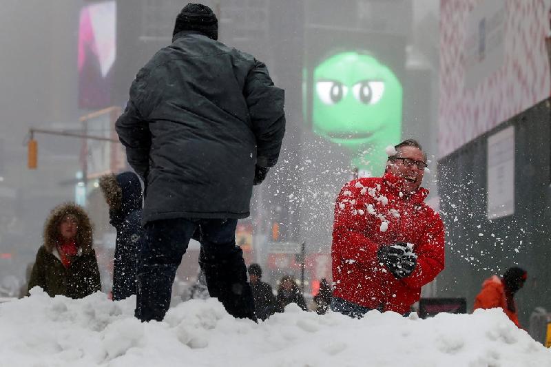 Người dân New York chơi đùa trong tuyết. Cơn bão tuyết cuối mùa đông vào tháng 3 được coi là một điều hiếm hoi ở thành phố này. Ảnh: 