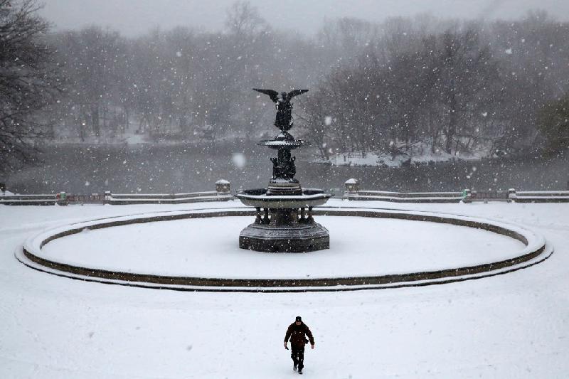 Đài phun nước tại Central Park, New York, đóng băng hoàn toàn trong cơn bão mùa đông. Ảnh:
