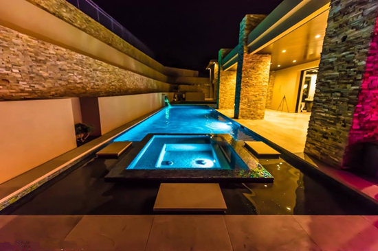 Bên hông nhà là bể bơi rộng lớn trải dài với làn nước xanh tuyệt đẹp.