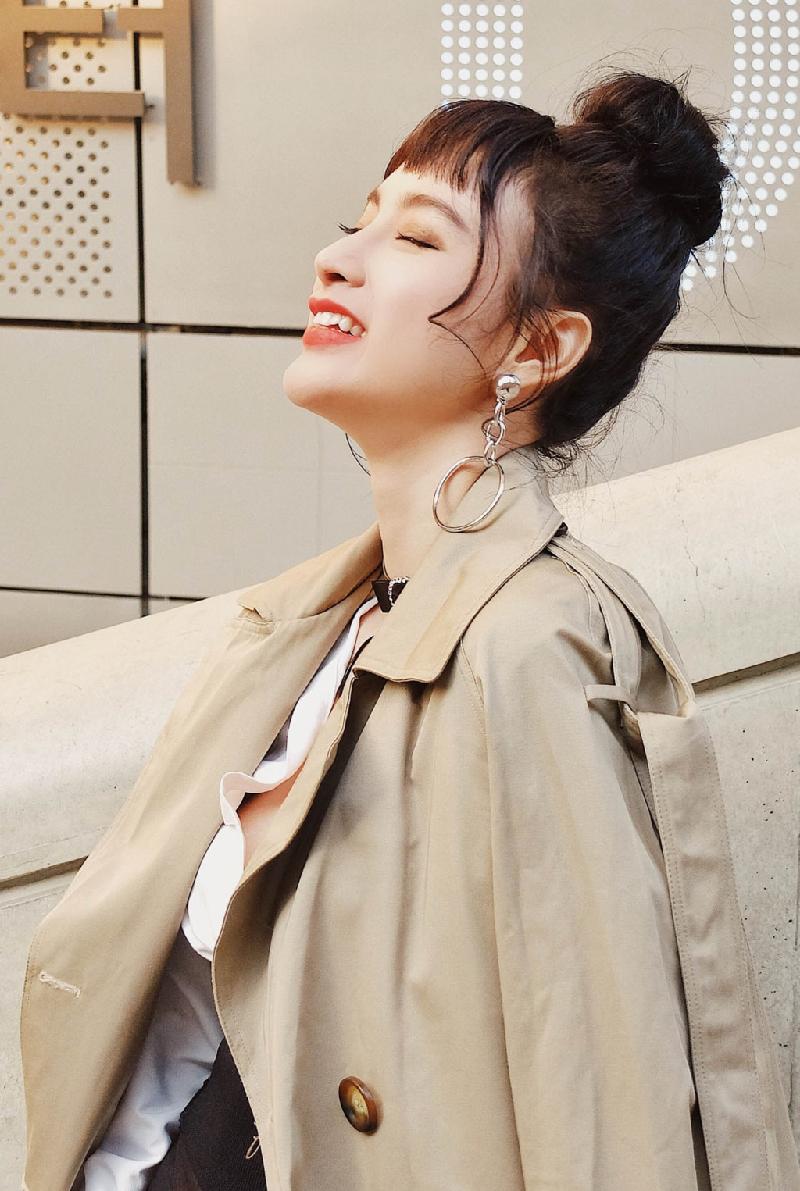 Trong chuyến công tác tại Hàn Quốc mới đây, Phương Trinh thực hiện bộ ảnh street style. Nữ diễn viên diện những bộ cánh thanh lịch, trẻ trung.