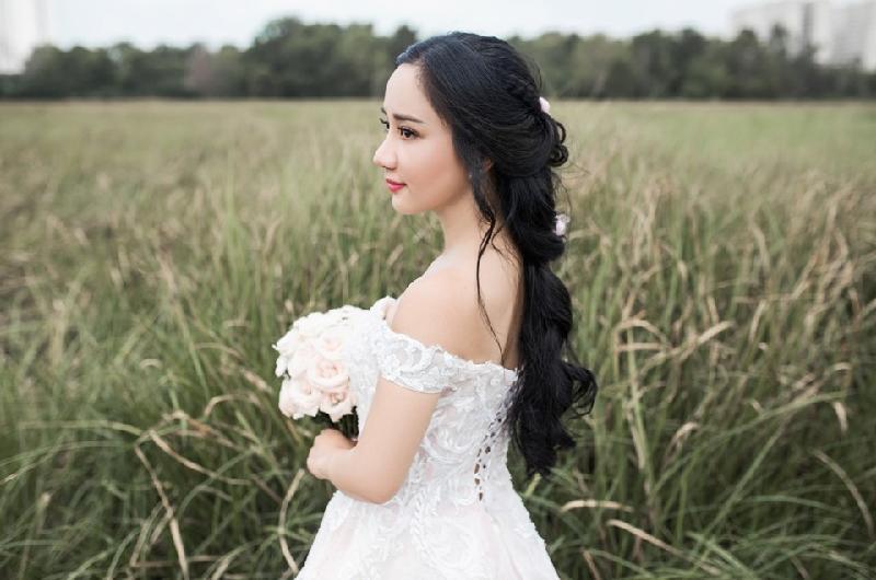 Cô dâu Quỳnh Anh sinh năm 1993. Cô yêu nam diễn viên từ khi anh còn là học sinh nghèo. 