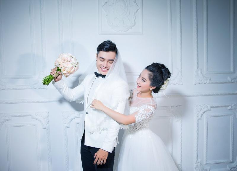 Cô dâu và chú rể cùng quê ở Long Thành - Đồng Nai. Tình yêu của họ nhận được sự ủng hộ của gia đình hai bên.