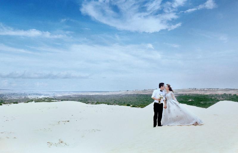 Với hình dáng đẹp cùng với sự đa dạng trong màu sắc (với 18 màu cát), đồi cát Phan Thiết là điểm đến được nhiều người ưa thích, trong đó có các cặp đôi uyên ương.