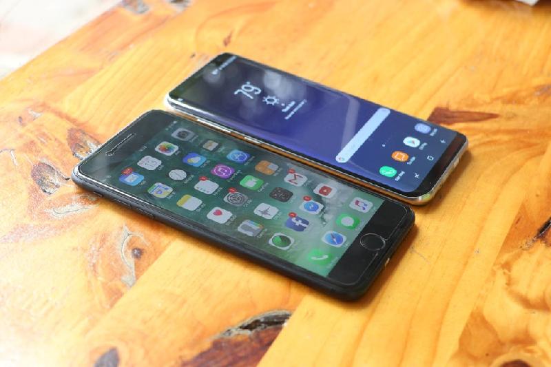 Mặc dù có màn hình 6,2 inch, sản phẩm của Samsung có kích thước chỉ tương đương với iPhone 7 Plus (màn hình 5,5 inch).