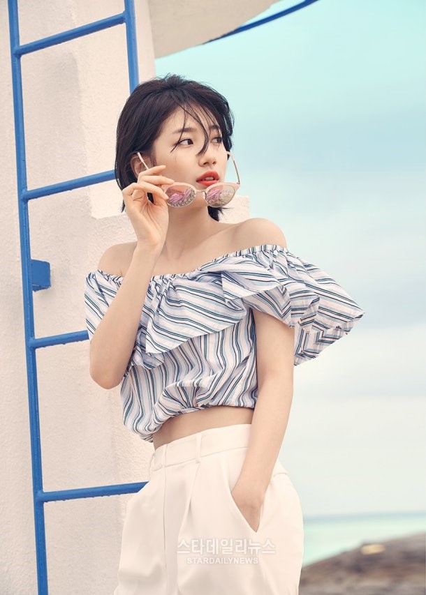 Bộ ảnh mới là chiến dịch quảng cáo của một nhãn hiệu kính mắt do Suzy làm gương mặt đại diện từ vài năm nay. Bạn gái Lee Min Ho khoe vai trần và vòng hai nhỏ gọn trong chiếc áo cổ thuyền phối bèo nhún điệu đà. Kiểu tóc ngắn của Suzy khá hợp với concept ảnh dành cho mùa đi biển này.