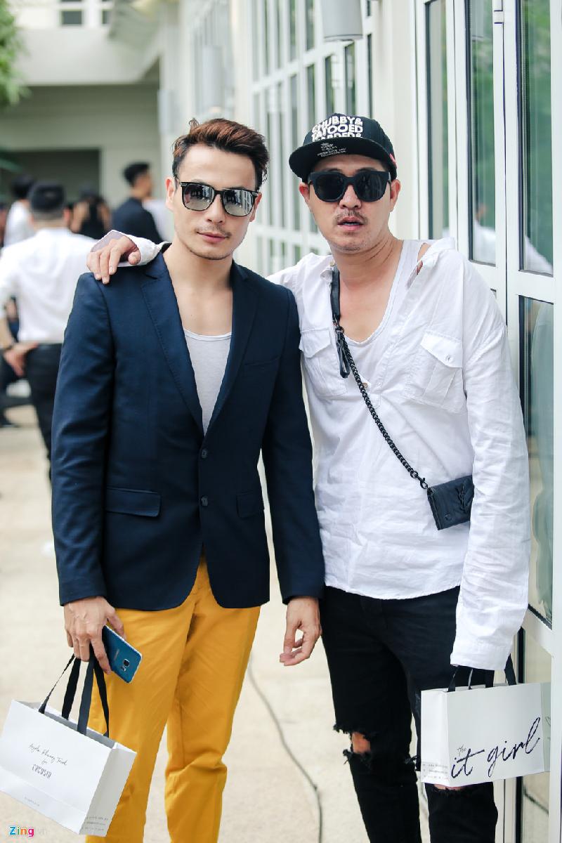 Bộ đôi nhà thiết kế Trương Thanh Long và Võ Công Khanh ăn mặc phong cách. 