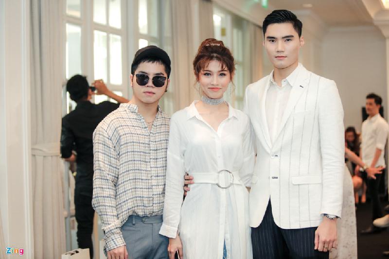 Cặp đôi Quỳnh Châu - Quang Hùng diện trang phục đồng tông, dự sự kiện cùng nhà thiết kế Lý Giám Tiền. 