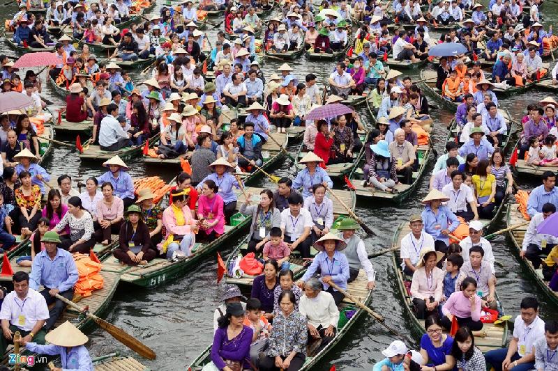 Tại bến đò Tràng An, dù rất đông nhưng mọi người vẫn trật tự xếp hàng lên thuyền mà không xảy ra tình trạng chen lấn, xô đẩy như ở nhiều nơi khác.