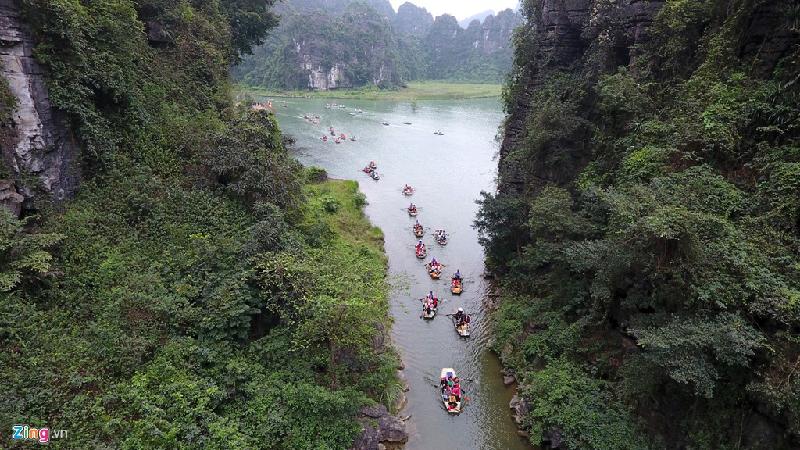 Du khách đi qua các hang động, những thung nước của di sản nổi tiếng thế giới Tràng An, sau đó sẽ dừng chân ở suối Tiên, nơi diễn ra sự kiện chính của lễ hội.