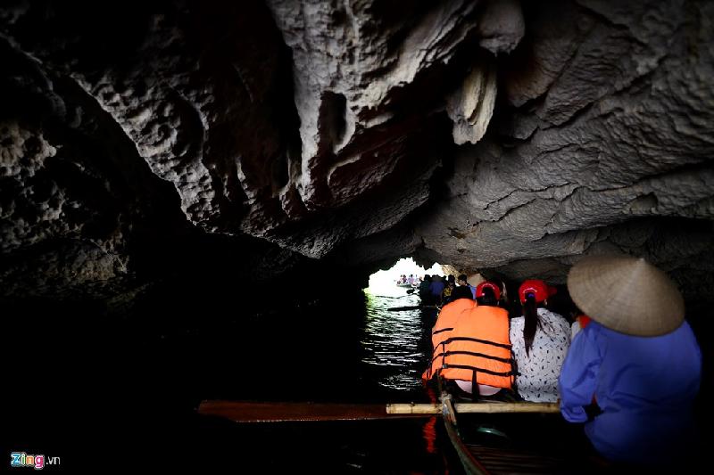 Ở đây có các hang động tuyệt đẹp được hình thành do biến đổi địa chất tạo nên vẻ đẹp hoang sơ.