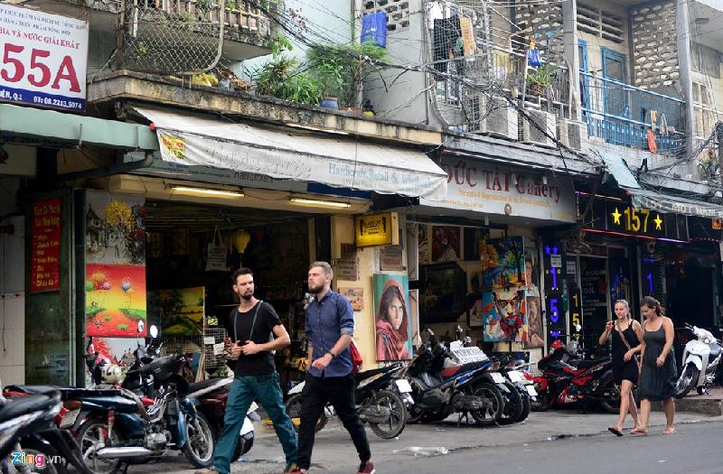 Hiện có 80 hộ dân sinh sống trong chung cư được xây dựng trước năm 1975 này. Khu vực tầng trệt người dân mở cửa hàng bán tranh, quán ăn nhỏ giữa con phố Tây nổi tiếng nhất Sài Gòn.