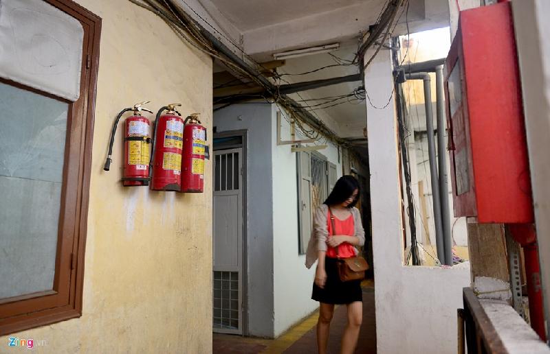 Mỗi tầng của chung cư đều được trang bị nhiều bình chữa cháy, vòi phun nước đặt ở vị trí thuận tiện nhất.