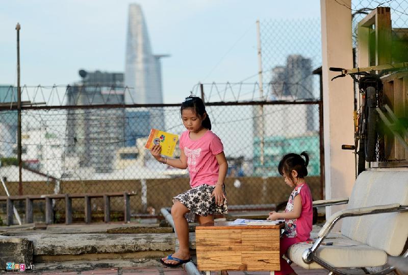 Sân thượng trở thành sân chơi cho trẻ em cư. Trước thông tin sẽ phải di dời, một số hộ dân cho rằng kết cấu của chung cư còn chắc chắn so với nhiều chung cư khác trên địa bàn thành phố. 