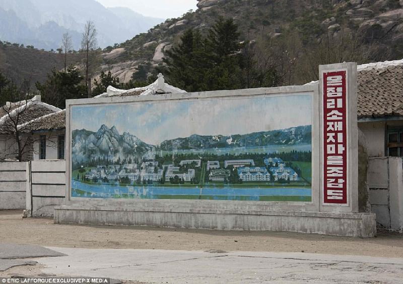 Triều Tiên cố gắng thu hút du khách bằng tấm quảng cáo đơn sơ. Khu nghỉ dưỡng núi Kumgang từng được kỳ vọng là nơi các gia đình bị chia ly sau chiến tranh Triều Tiên
