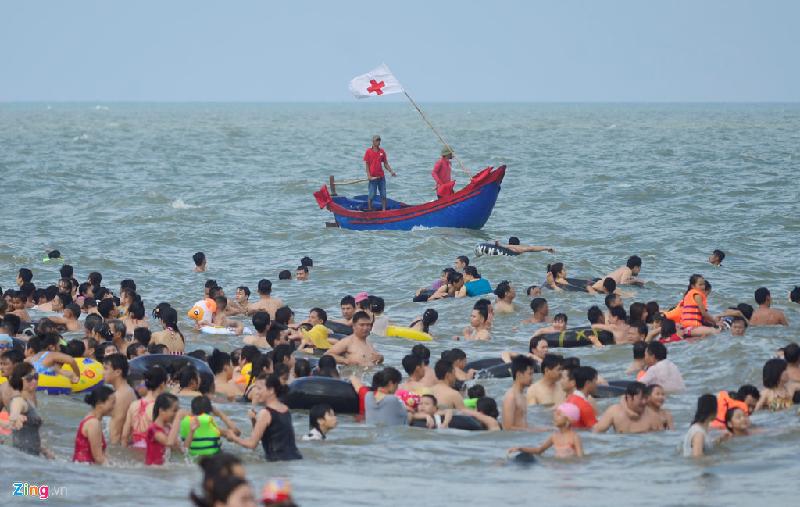 Ban quản lý bãi biển Sầm Sơn hạn chế khu vực tắm, nên thường xuyên có ca nô và thuyền đi giám sát, nếu ai ra quá xa sẽ được phát loa đi vào bên trong ngay lập tức.