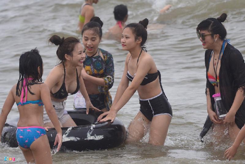 Nhóm bạn trẻ đến từ Long Biên (Hà Nội) tranh thủ thời tiết nắng nóng xuống tắm biển.