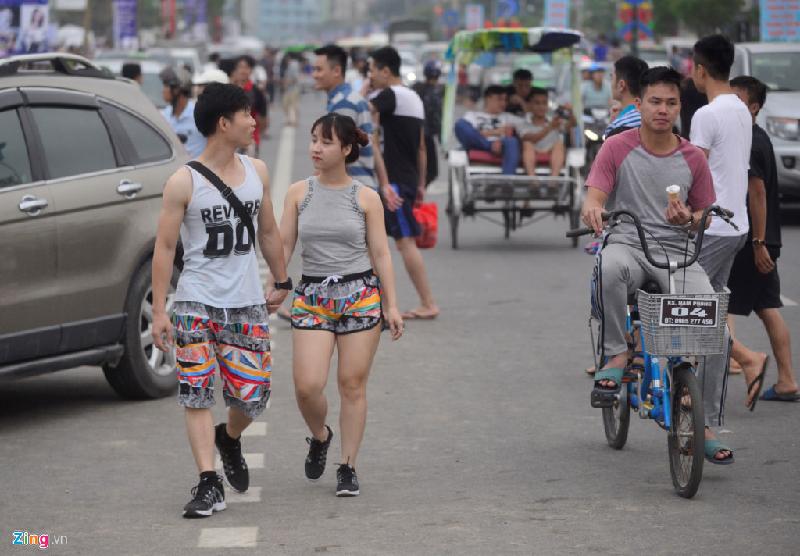 Dọc trục đường Hồ Xuân Hương (đường chính chạy dọc biển Sầm Sơn) nhiều du khách dạo bộ, số còn lại thuê xe hoặc đi xích lô vãn cảnh.