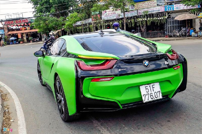 BMW i8 màu xanh xuất hiện ở Sài Gòn