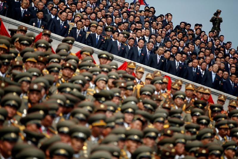 Một binh sĩ Triều Tiên đang ghi hình lại buổi lễ.