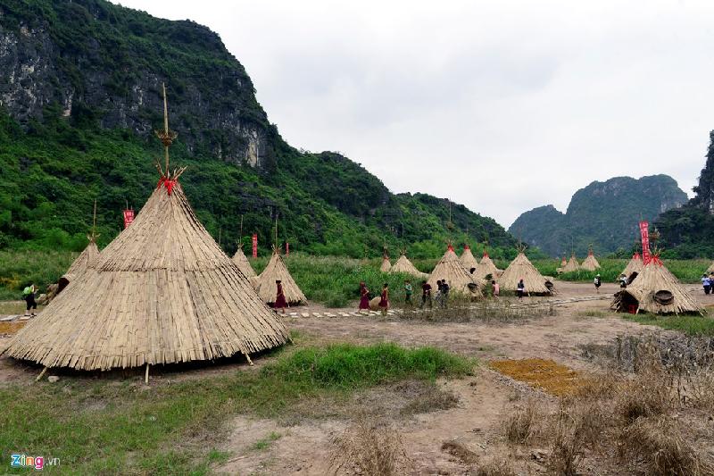 Toàn bộ ngôi làng có 34 túp lều chóp nhọn, chất liệu được lắp đặt và phục dựng chủ yếu bằng tre nứa.
