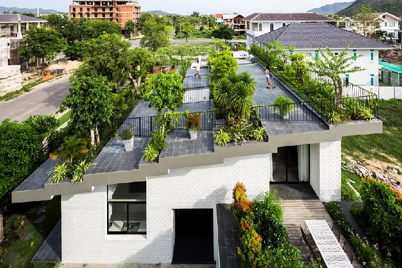 Căn nhà được xây dựng trên diện tích đất nền 276 m2, diện tích sàn 492 m2, sở hữu khu vườn trên mái hình bậc thang độc đáo. Công trình được thiết kế bởi hai đơn vị là Vo Trong Nghia Architects và ICADA. 