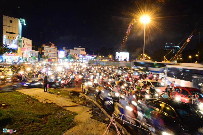 Hình ảnh tại vòng xoay Nguyễn Thái Sơn - Nguyễn Kiệm lúc 19h ngày 5/4.