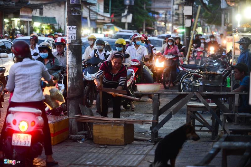 Một người dân sống trên phố không chịu được cảnh xe máy leo vỉa hè đã dùng mọi biện pháp ngăn chặn các phương tiện đi lên đây.