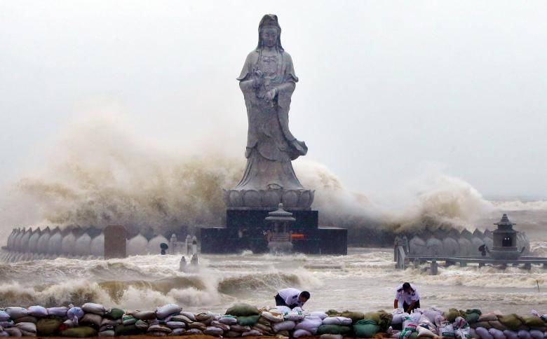 Tượng Quan Thế Âm Bồ Tát tọa lạc bên bờ biển thành phố Tuyền Châu, tỉnh Phúc Kiến. Tượng vị bồ tát cũng như tượng đức Phật xuất hiện ở nhiều nơi tại Trung Quốc, đất nước có đa số dân theo đạo Phật.