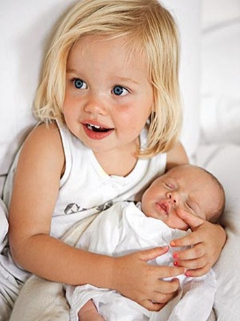 Shiloh - con gái ruột đầu lòng của cặp đôi nổi tiếng Angelina Jolie và Brad Pitt chào đời vào năm 2006. Cô công chúa nhỏ nhà Brangelina sở hữu cặp mắt to tròn cùng gương mặt bầu bĩnh dễ thương.  