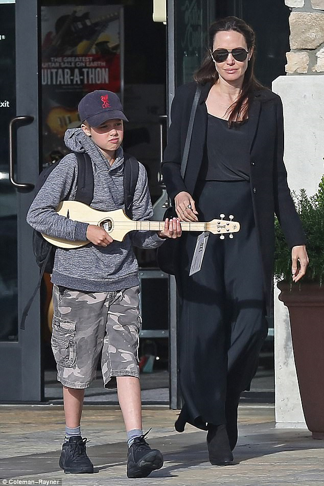 Mới đây, Shiloh bị bắt gặp ra ngoài cùng mẹ đi mua sắm ở Los Angeles. Để thỏa mãn niềm yêu thích âm nhạc của con, nữ diễn viên 41 tuổi đã sắm cho cô bé cây đàn ukulele. Trong bộ trang phục khoẻ khoắn, mạnh mẽ cùng chiếc mũ lưỡi trai, cô con gái 11 tuổi nhà Angelina Jolie trông như một cậu bé trai thực thụ. Trước đó, nguồn tin tờ ET cho biết cách đây vài ngày 6 người con đã lần đầu tiên được đến nhà bố Brad Pitt ngủ sau vụ ly hôn ầm ĩ của hai vợ chồng.     