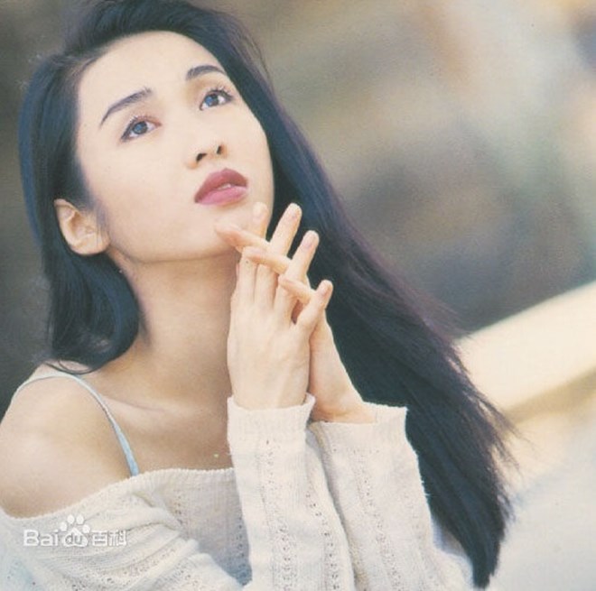 Từ năm 1993, ngoài diễn xuất, Lê Tư còn lấn sân sang lĩnh vực âm nhạc và gặt hái được một số thành công. Cô từng giành giải Single bán chạy nhất năm 1993 và Top 10 bài hát Hoa ngữ hay nhất năm 1994.