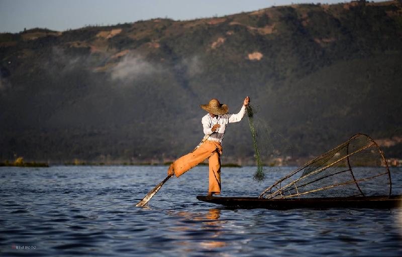 Ngoài vẻ đẹp mênh mông, hồ Inle Lake còn gây ấn tượng mạnh với du khách bởi phương pháp đánh đánh bắt cá của người dân - chèo thuyền bằng một chân.