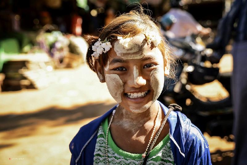Một em bé bán hàng với Thanaka, một loại phấn truyền thống và lâu đời của người dân đất nước này. PhấnThanaka được cho là có tác dụng làm mát da, se khít lỗ chân lông và tránh nắng.