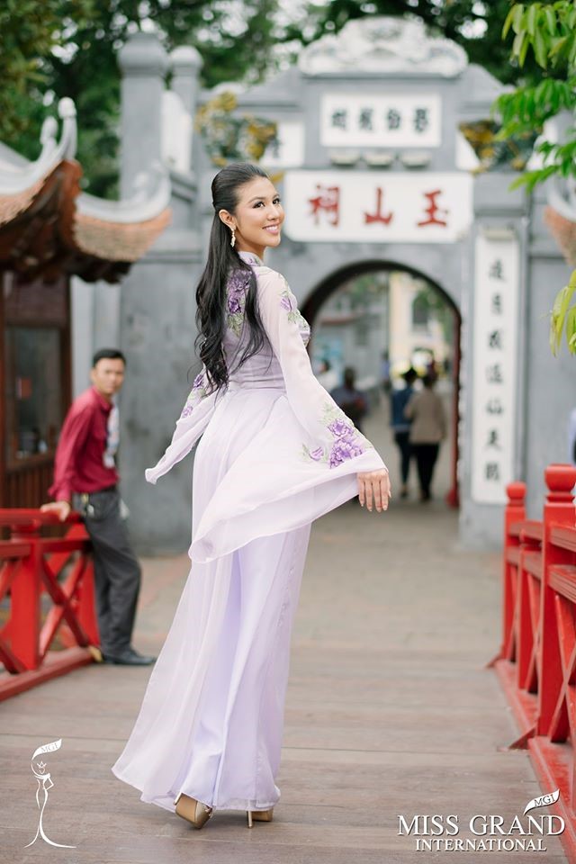 Người đẹp Indonesia Ariska Putri Pertiwi thướt tha trong trang phục truyền thống Việt Nam. Cô là thí sinh châu Á đầu tiên giành được vương miện Miss Grand International. 
