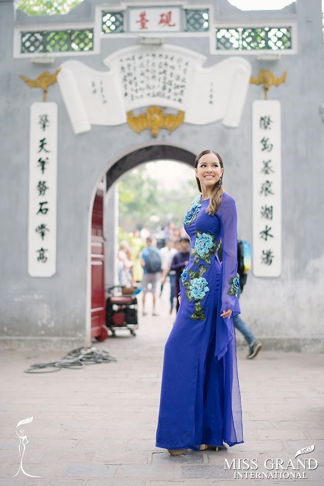 Á hậu 4 Michelle Leon khoe khéo vòng eo thon gọn trong tà áo dài Việt. 