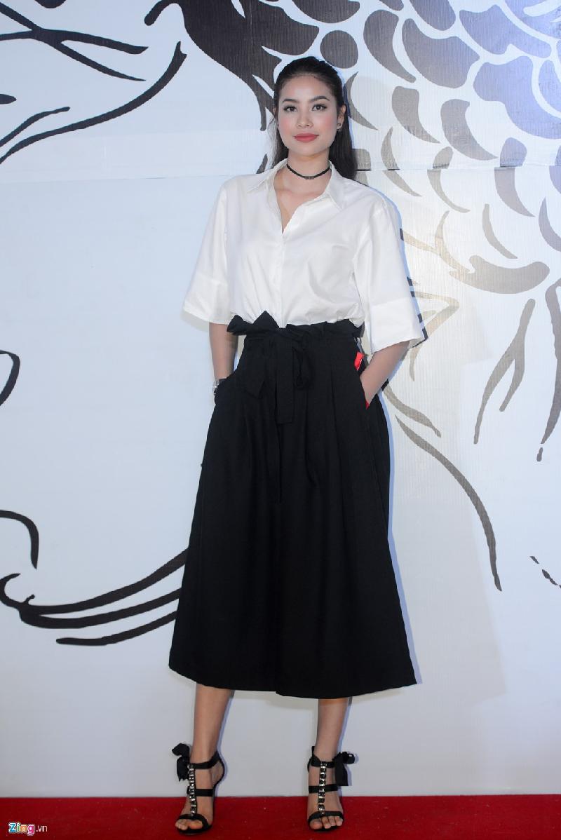 Trong khi đó, Phạm Hương thanh lịch với áo sơ-mi trắng, chân váy tối màu. Hoa hậu Hoàn vũ Việt Nam 2015 vừa ra mắt sản phẩm âm nhạc đầu tay và được người hâm mộ đón nhận.