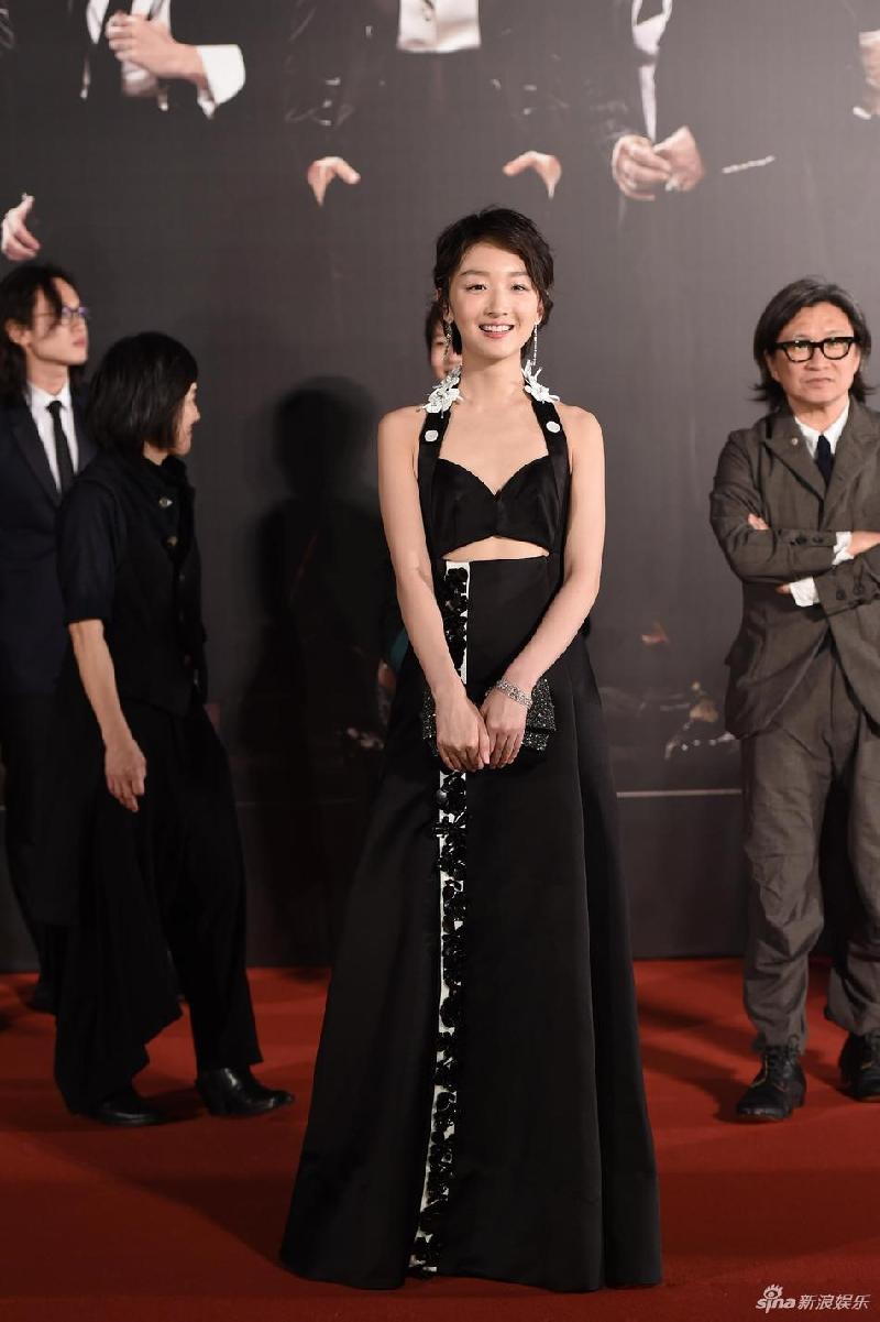 Nữ diễn viên Châu Đông Vũ - người có tiềm năng ẵm giải ảnh hậu Kim Tượng năm nay đơn giản với trang phục váy tông đen. Việc Mã Tư Thuần không có mặt khiến nhiều người càng tin vào chiến thắng của cô.