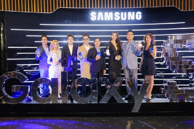 Samsung vừa chính thức trình làng bộ đôi Galaxy S8 và S8+, sự kiện diễn ra trên sân khấu vô cực với sự xuất hiện của hàng trăm nghệ sĩ Việt. 