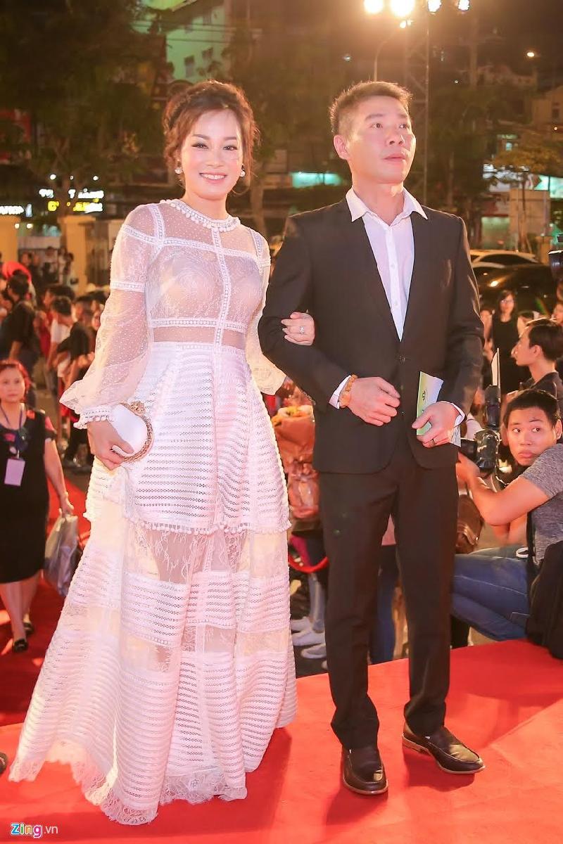 Không xuất hiện bên bạn gái như thường lệ, Công Lý có mặt trên thảm đỏ cùng diễn viên Minh Hương. Nữ diễn viên Zippo, mù tạt và em gây chú ý khi diện váy xuyên thấu thấy rõ cả nội y.