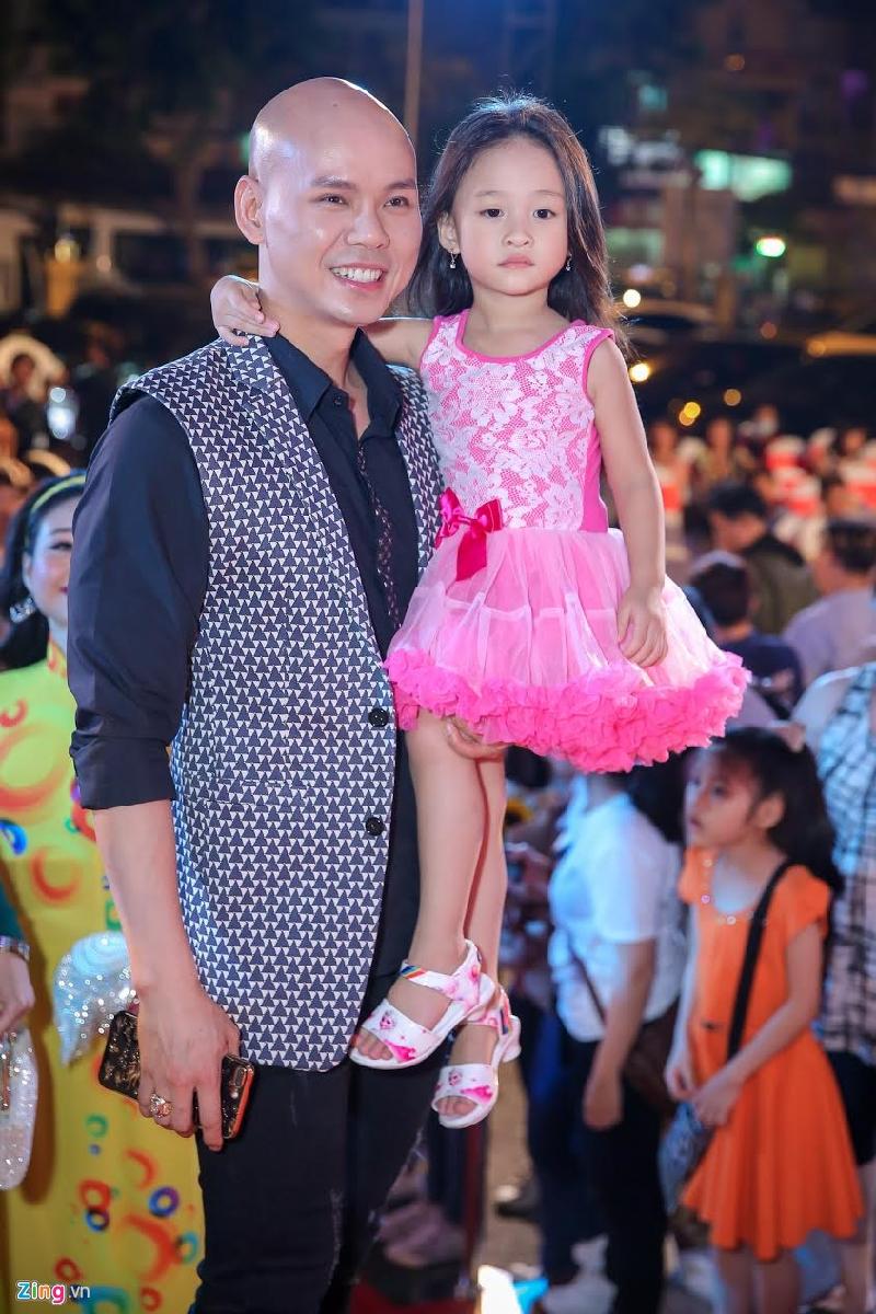 Nam ca sĩ Phan Đinh Tùng cùng con gái.