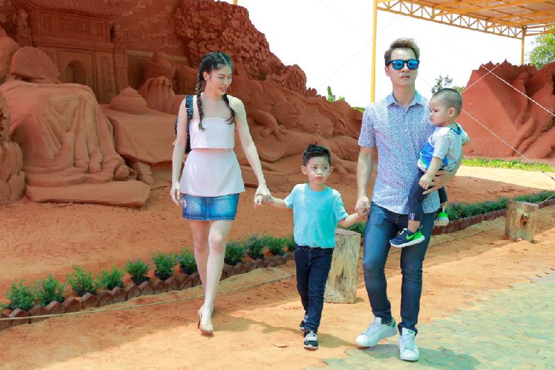 Trưa 22/4, vợ chồng Đăng Khôi - Thủy Anh dẫn hai cậu con trai cưng đến tham quan khu công viên tượng cát tại thành phố biển Phan Thiết (Bình Thuận). Thời điểm này, công viên đang diễn ra giải vô địch Nữ điêu khắc gia tượng cát thế giới.