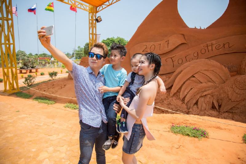 Bốn thành viên ghi lại hình ảnh làm kỷ niệm. Đăng Khôi và bà xã cũng hứa đưa hai con trở lại công viên tượng cát trong tương lai.
